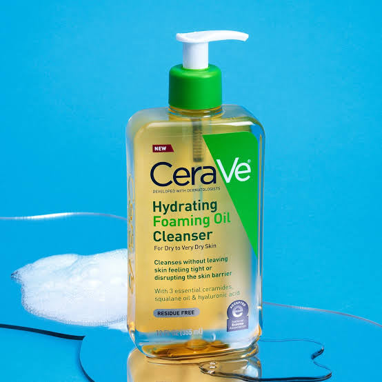 CeraVe Hydrating Foaming Oil Cleanser 355 ml, front of the pump bottle on a white background